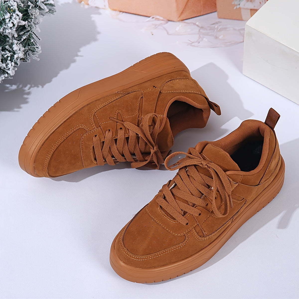 Buty damskie sportowe z niską cholewką zszywanymi panelami i pełnym sznurowaniem