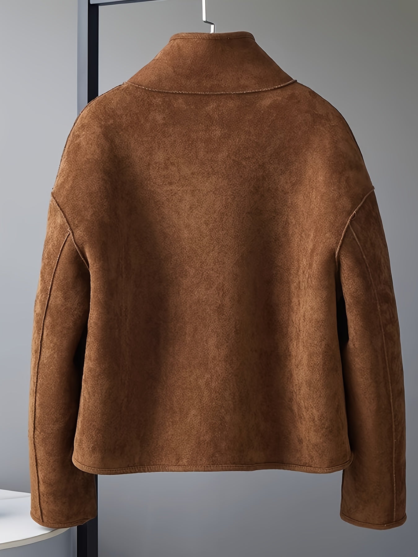 Kurtka damska z szerokim kołnierzem i zapinanym przodem