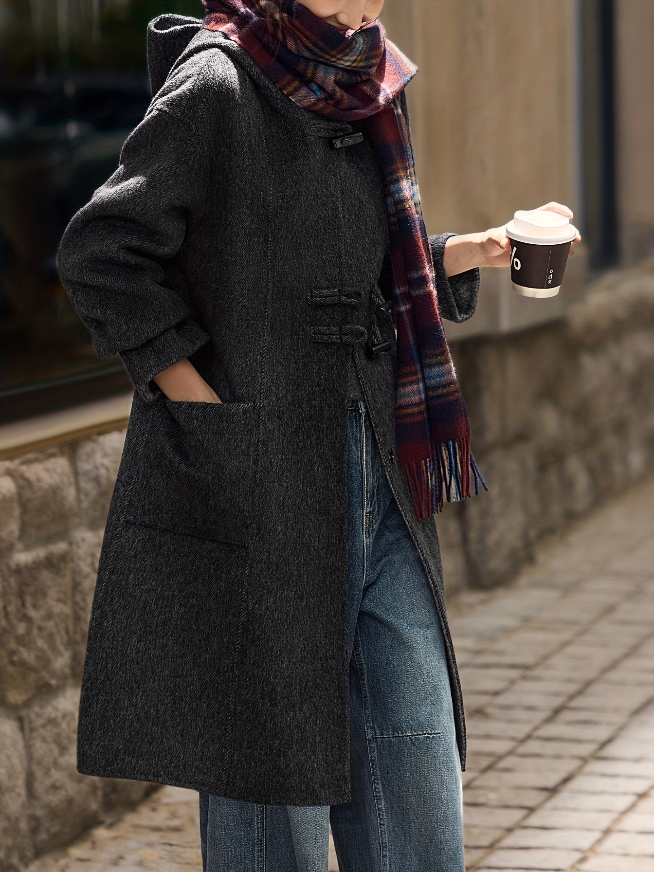 Płaszcz damski z kapturem i trzema pętlowymi zapięciami