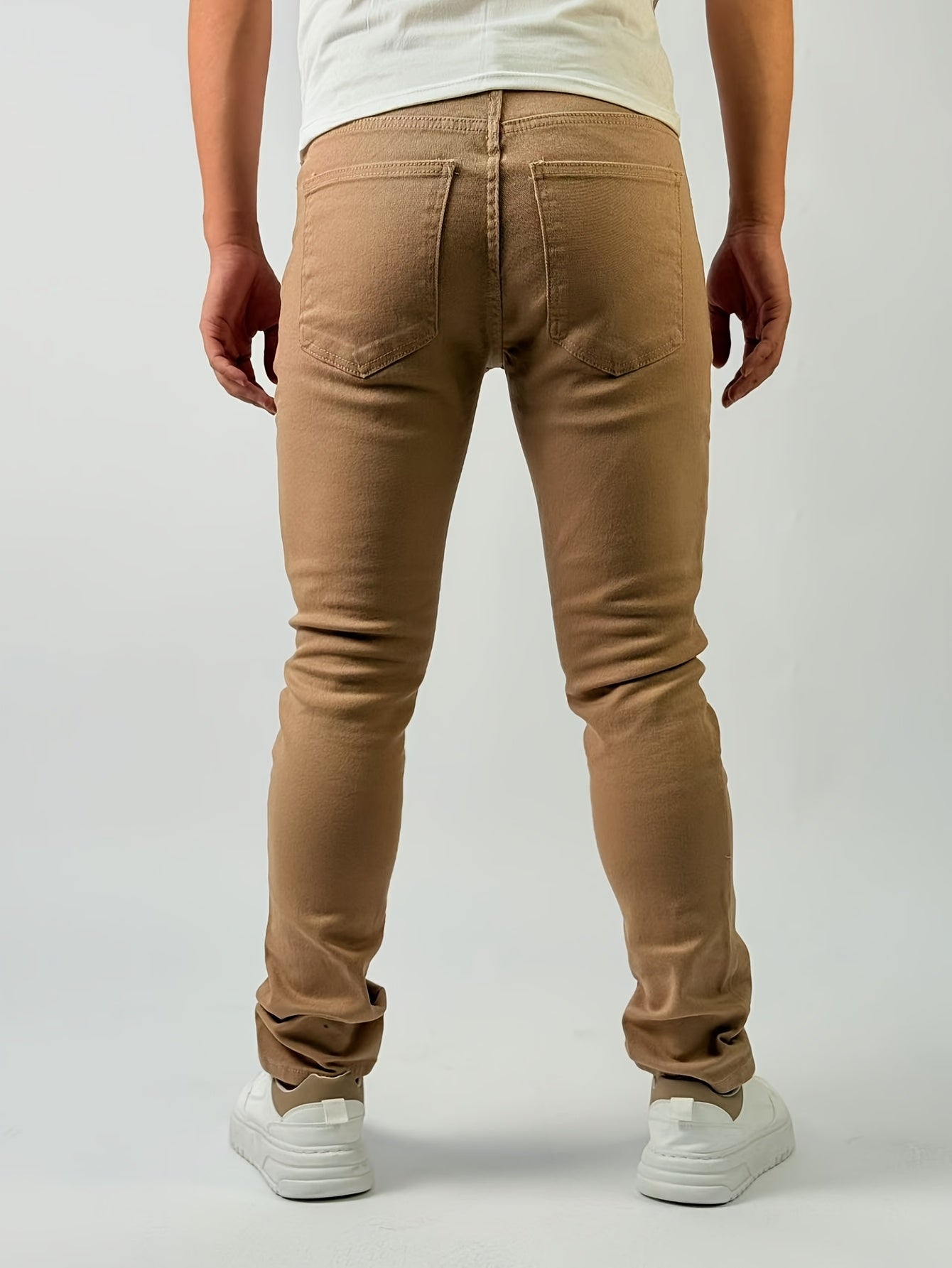 Spodnie męskie ze zwężanymi nogawkami, klasycznym zapięciem i pięcioma kieszeniami