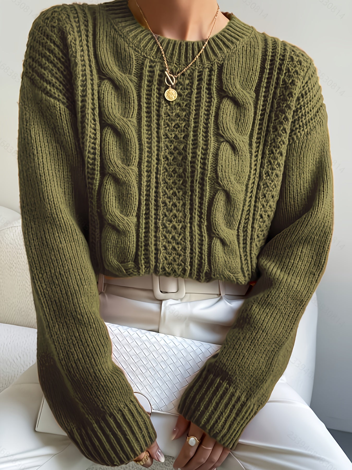 Sweter damski z okrągłym dekoltem z warkoczowym motywem i pionowymi panelami