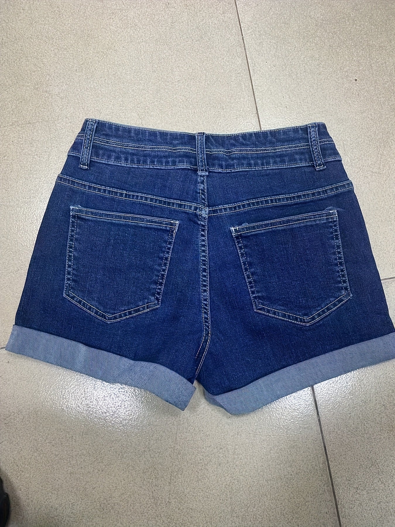 Szorty damskie z podwójnym zapięciem i wywiniętymi nogawkami