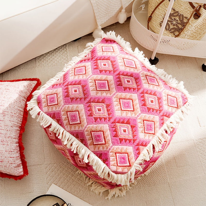 Puf z abstrakcyjnym wzorem i patchworkową powierzchnią