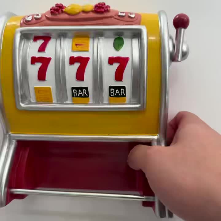 Uchwyt na papier toaletowy Jackpot – Design automatu do gry, montowany na ścianie