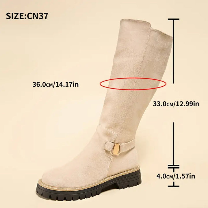 Wysokie buty z grubą, antypoślizgową podeszwą.