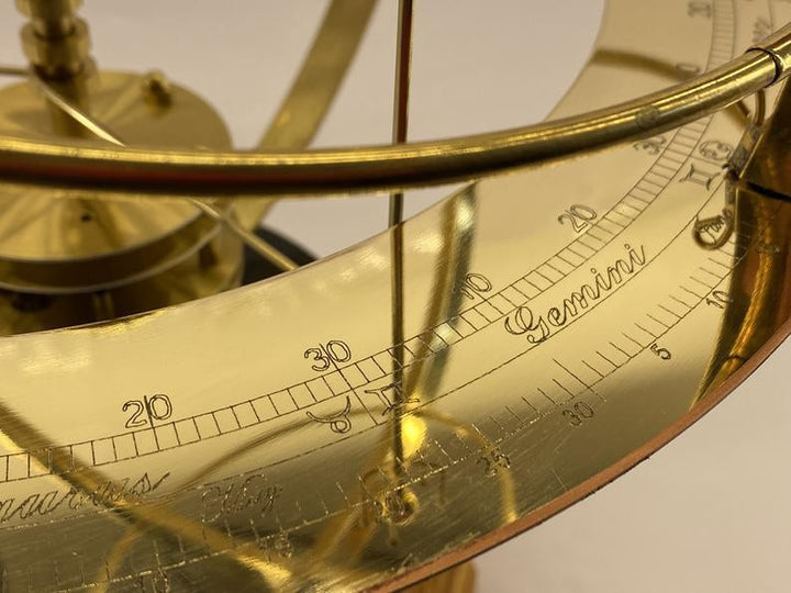 Duży model orrery Układu Słonecznego – szczegółowe odwzorowanie planet
