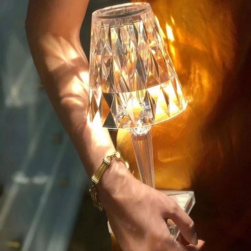 Kryształowa lampa stołowa z obsługą dotykową – LumeCrystal