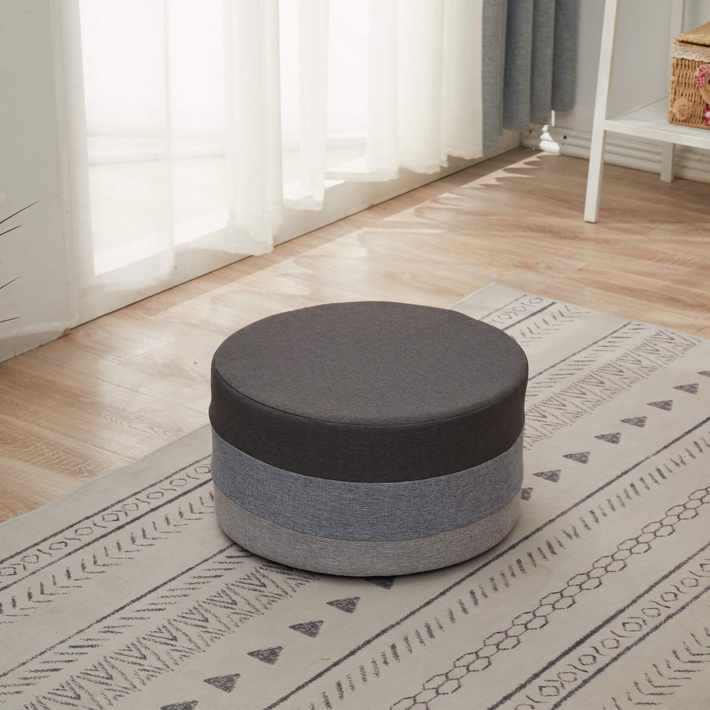 Puf z poziomymi pasami na obwodzie