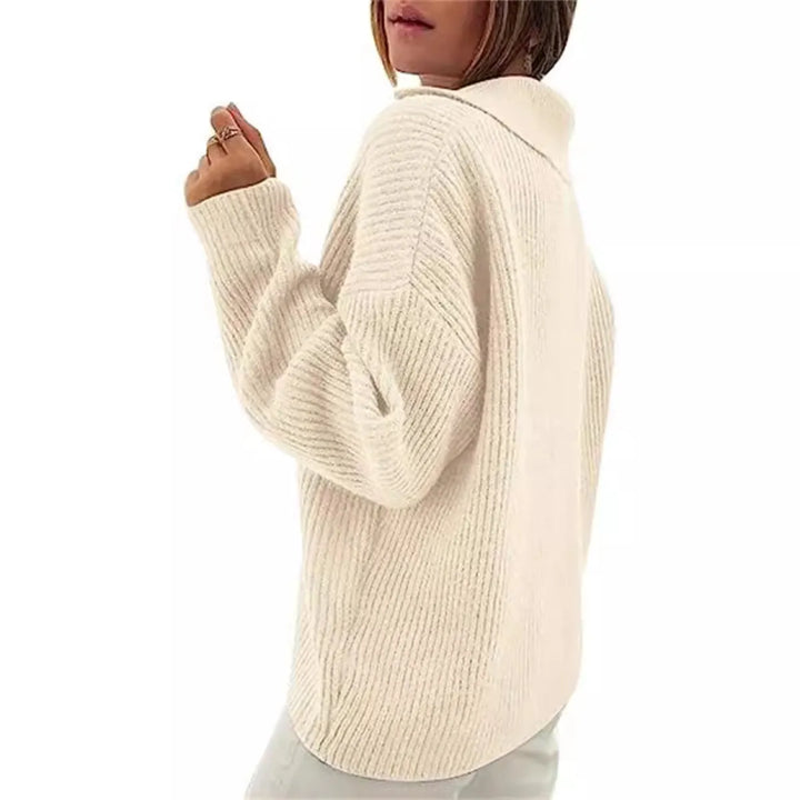 Sweter damski z klapami – morelowy, graficzny akcent