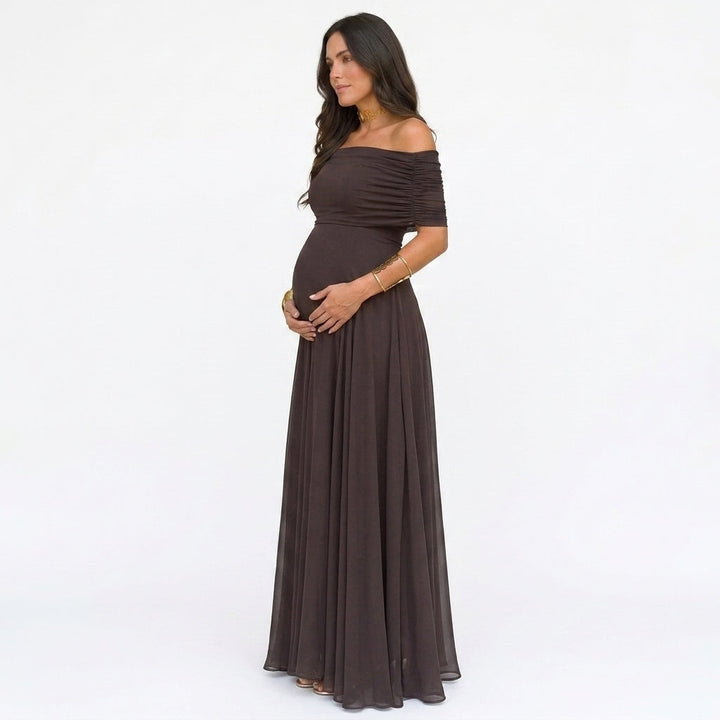 Maxi sukienka ciążowa w kwiaty z odsłoniętymi ramionami na baby shower i sesje zdjęciowe