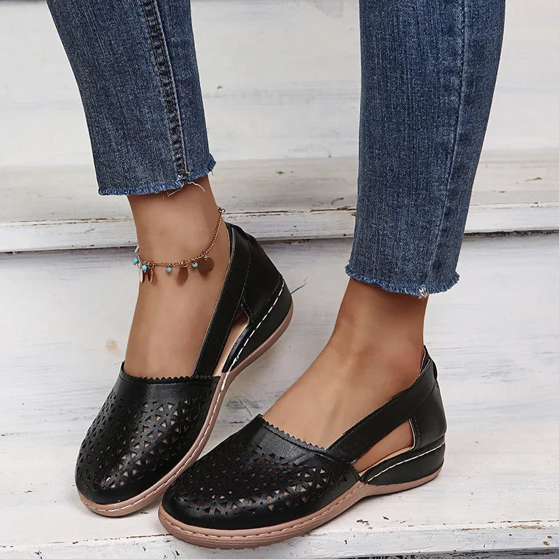 Sandały na koturnie typu slip-on.