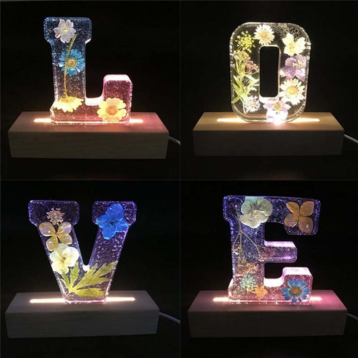 Lampka nocna LumiFlair z inicjałem w kwiatach | Spersonalizowane światło w żywicy z delikatnym oświetleniem LED