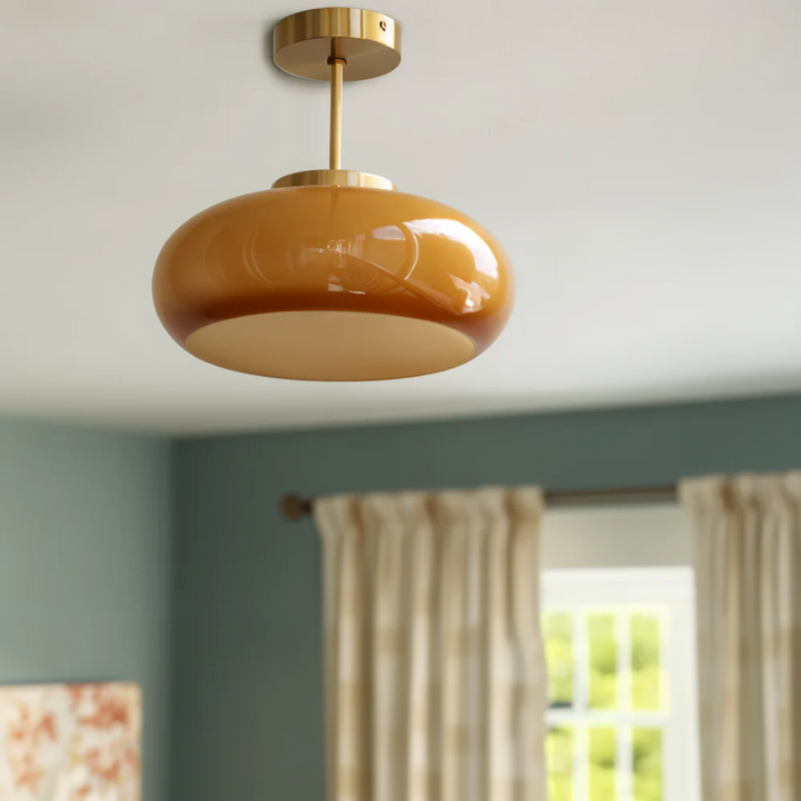 Lampa sufitowa ze szklanym, zaokrąglonym kloszem i metalowym trzonem