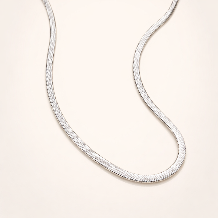 Elegancki srebrny łańcuszek typu snake z delikatnym połyskiem
