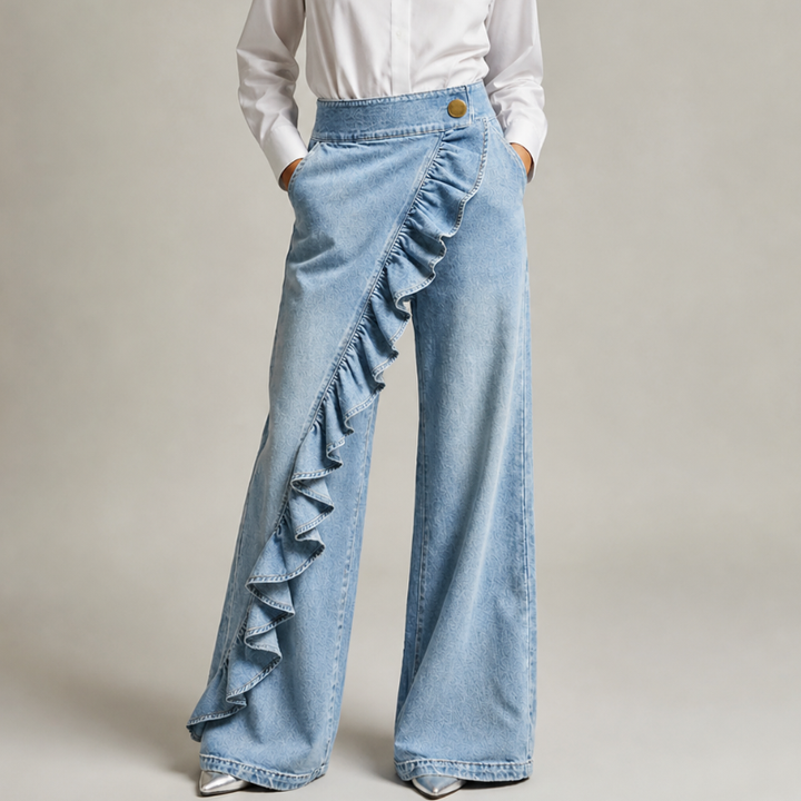 Szerokie damskie jeansy z asymetryczną falbaną w stylu culotte.