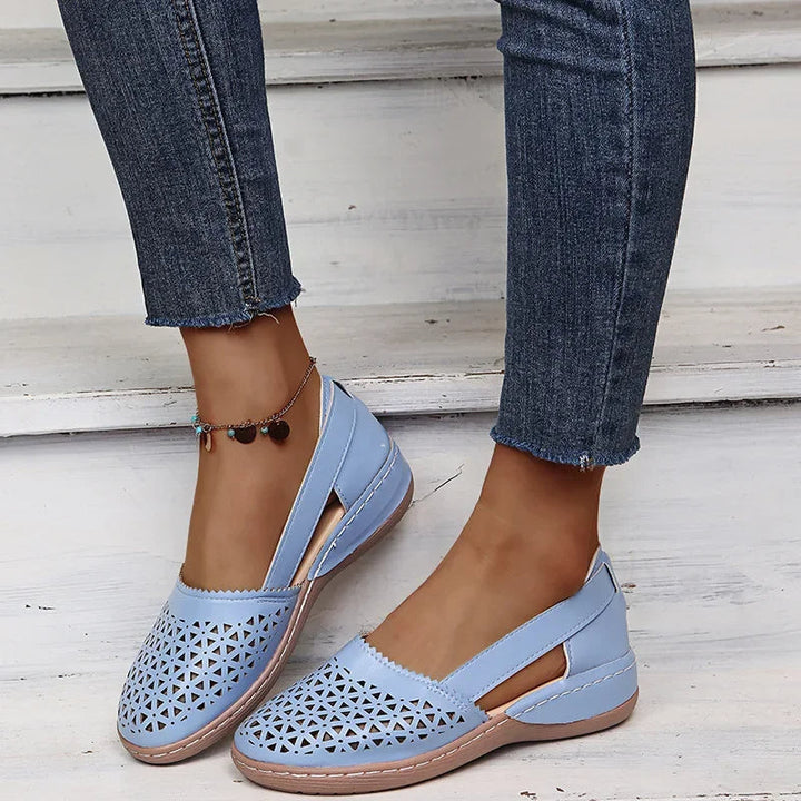 Sandały na koturnie typu slip-on.