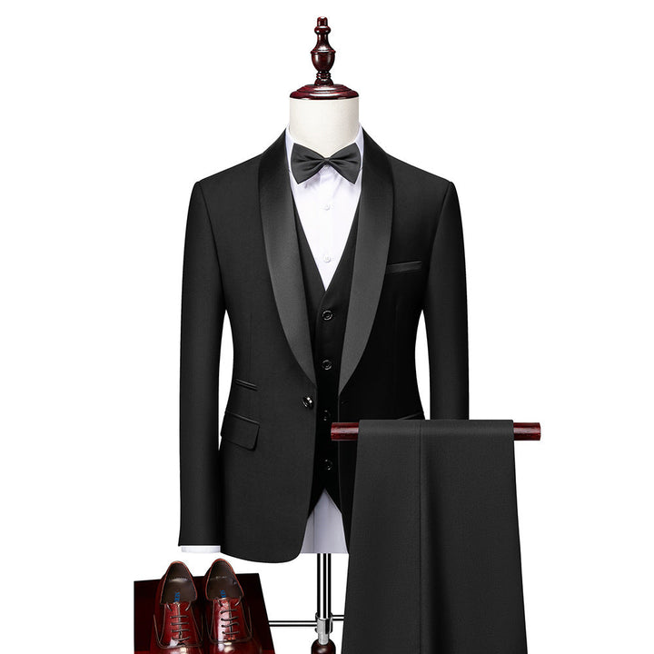 Męski trzyczęściowy garnitur o dopasowanym kroju (slim fit)