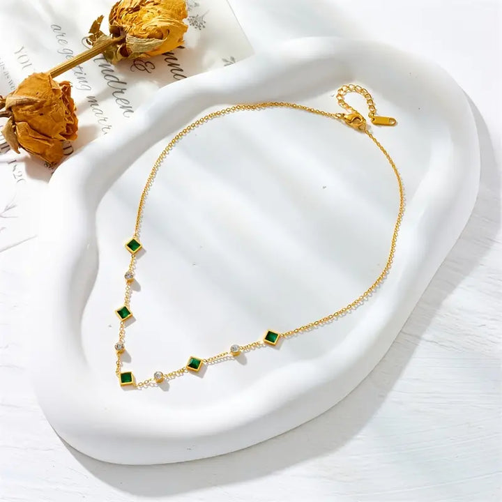 Elegancki złoty naszyjnik z subtelnym kwiatkiem