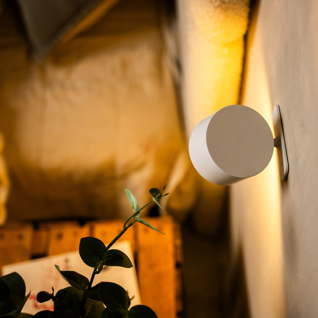 Bezprzewodowa lampa ścienna LED z obrotem 360°, ściemnianiem dotykowym, 3 barwami światła i akumulatorem USB-C