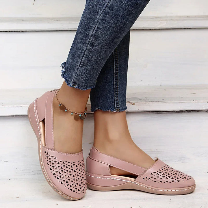 Sandały na koturnie typu slip-on.