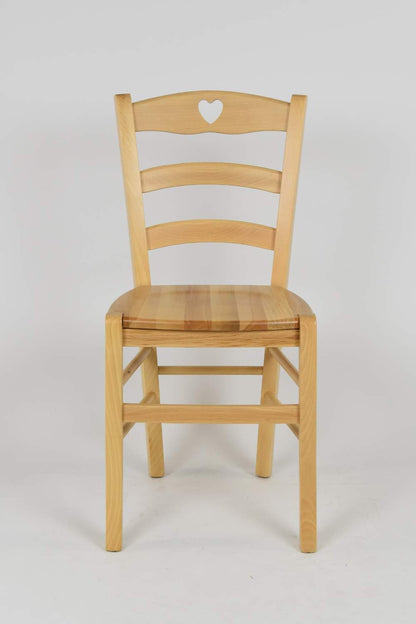 Krzesło z wyciętym motywem serca w oparciu