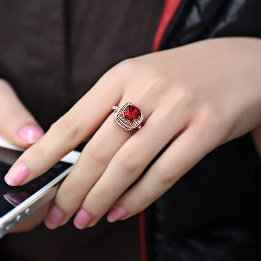 Elegancki pierścionek z różowego złota z cyrkonią w otoczeniu halo