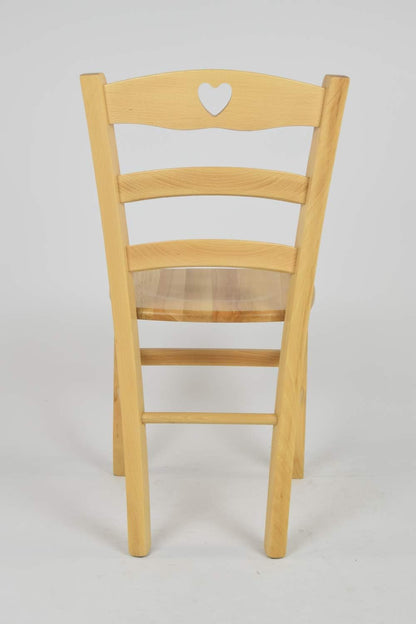 Krzesło z wyciętym motywem serca w oparciu