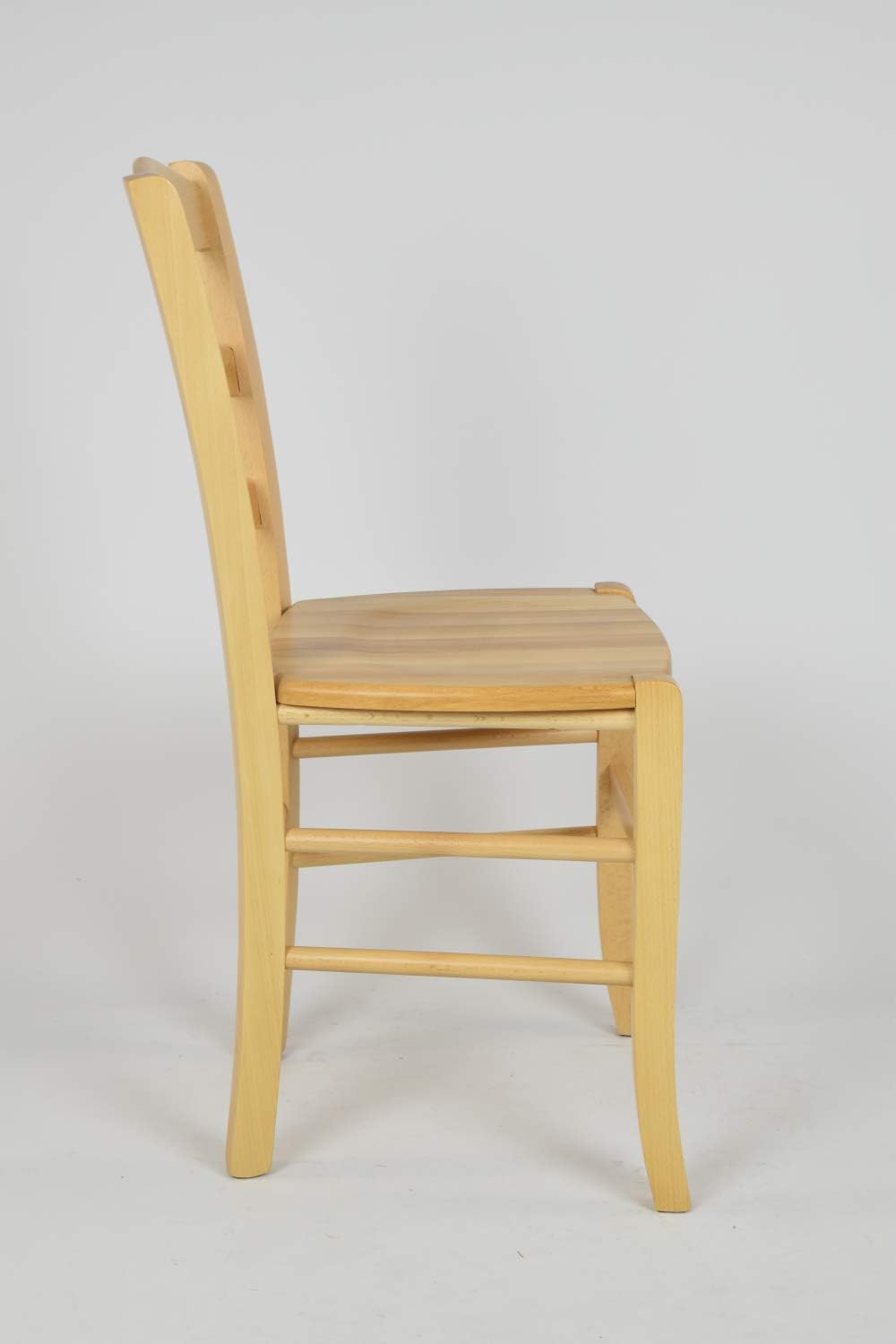 Krzesło z wyciętym motywem serca w oparciu