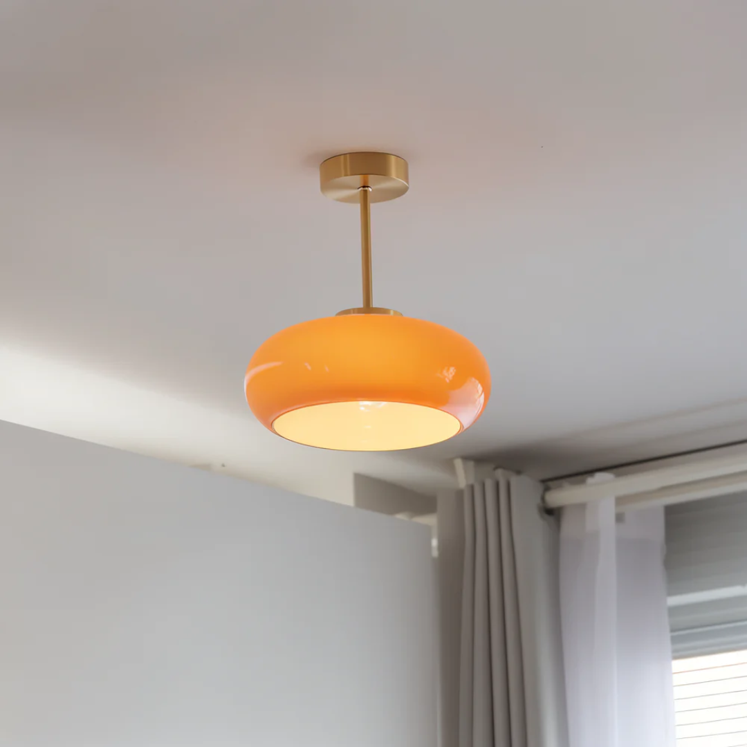 Lampa sufitowa ze szklanym, zaokrąglonym kloszem i metalowym trzonem