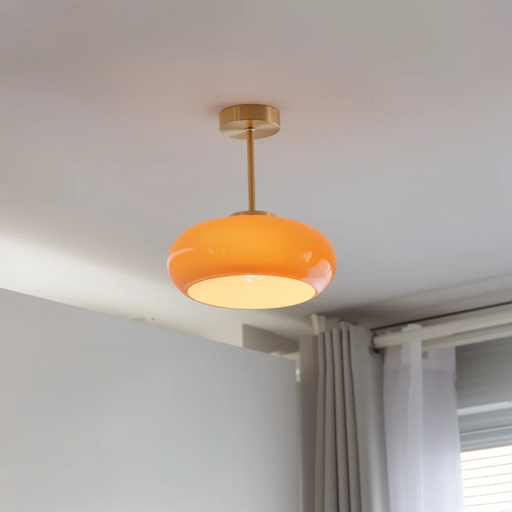 Lampa sufitowa ze szklanym, zaokrąglonym kloszem i metalowym trzonem
