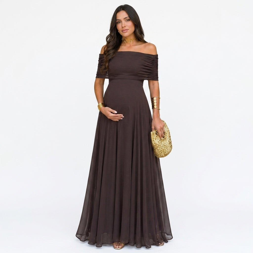 Maxi sukienka ciążowa w kwiaty z odsłoniętymi ramionami na baby shower i sesje zdjęciowe