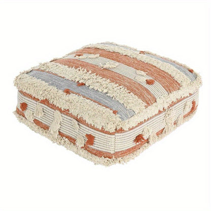 Pufa z ozdobnym splotem i frędzlami w pasmowym układzie