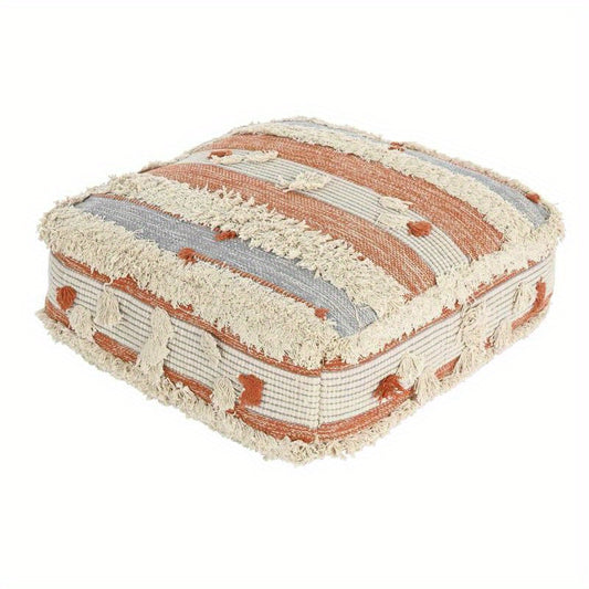 Pufa z ozdobnym splotem i frędzlami w pasmowym układzie