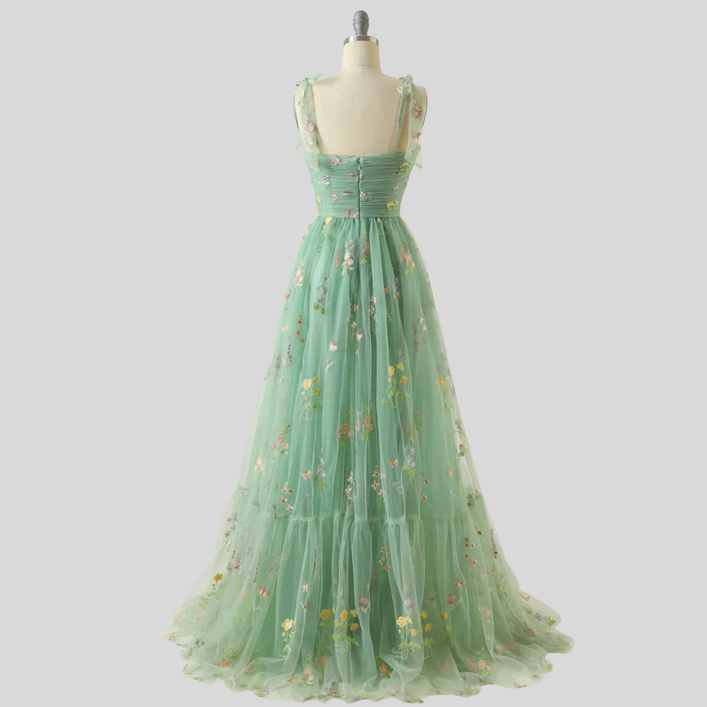 Elegancka suknia balowa z haftowanym tiulem