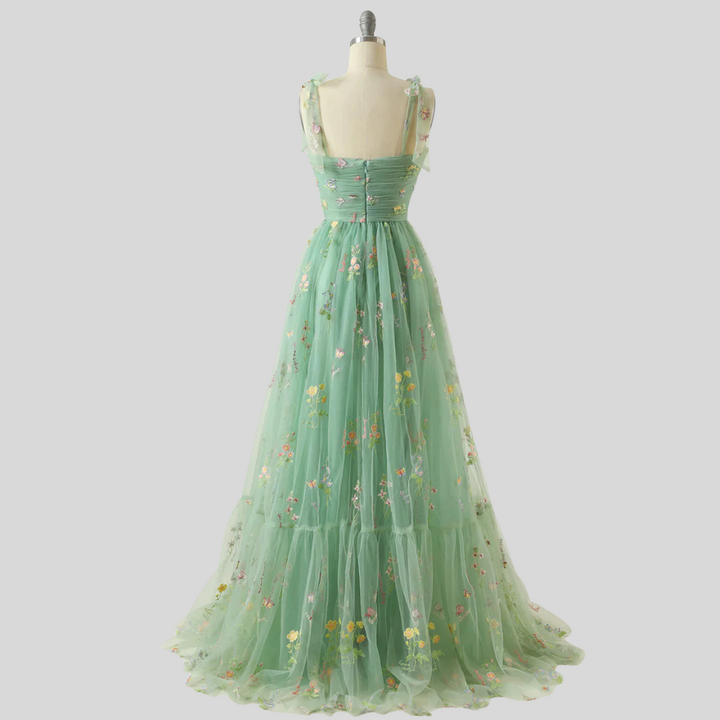 Elegancka suknia balowa z haftowanym tiulem