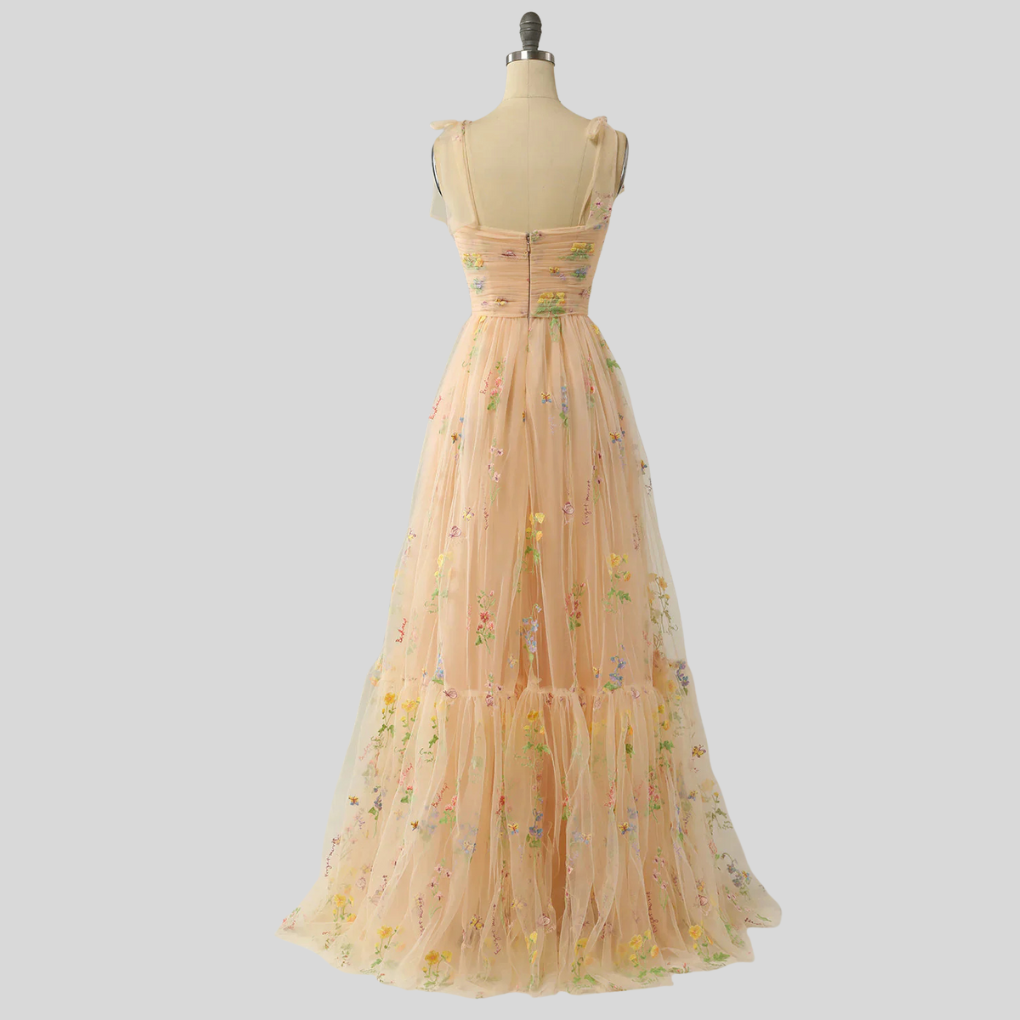 Elegancka suknia balowa z haftowanym tiulem