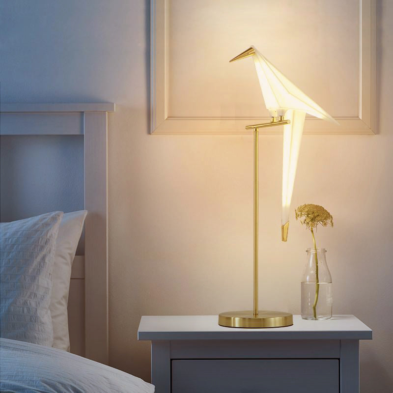 Lampka biurkowa origami Birdy – ciepłe światło otoczenia i nowoczesny design skrzydeł