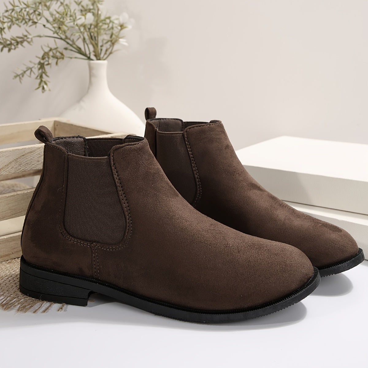 Botki damskie z elastycznymi wstawkami zaokrąglonym noskiem i niskim obcasem