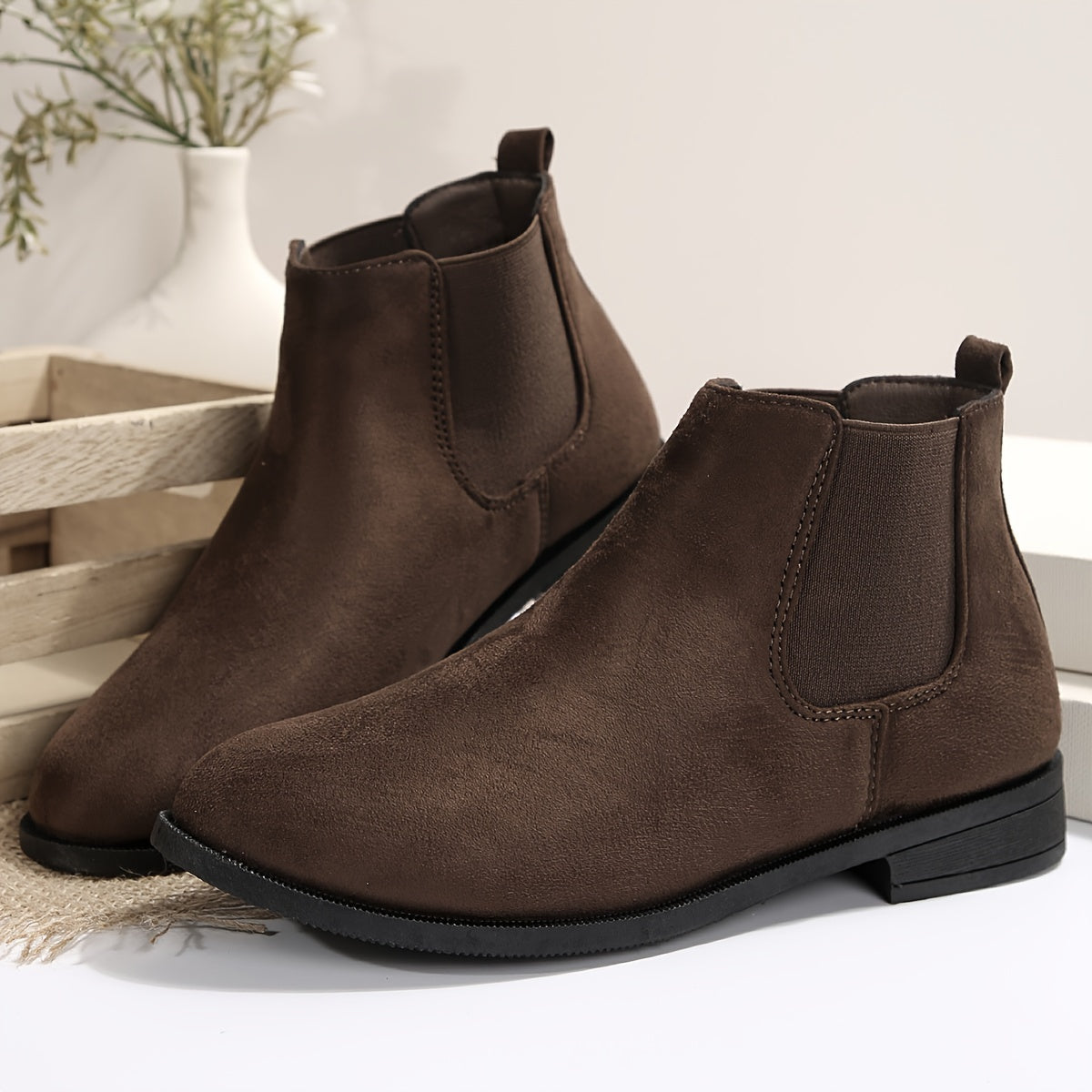 Botki damskie z elastycznymi wstawkami zaokrąglonym noskiem i niskim obcasem