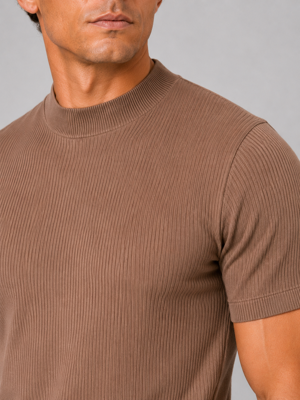 Męski prążkowany T-shirt ze stójką – dopasowany elastyczny top z krótkim rękawem