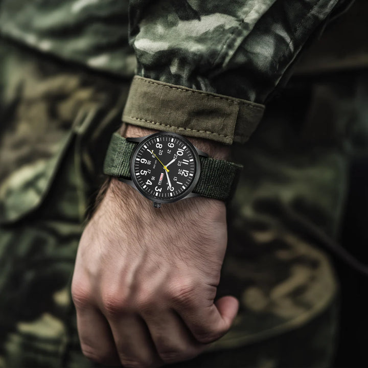 Robustny Zegarek Militarny na Zewnątrz