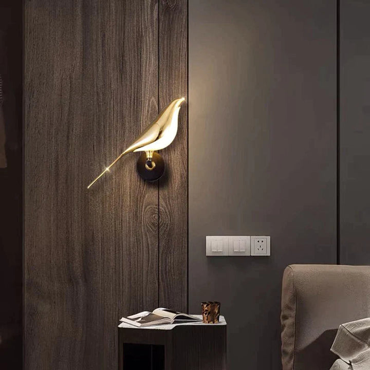 Kinkiet GoldenGlow ze skrzydłami | Elegancka lampa ścienna w motywie ptaków z regulowanym oświetleniem