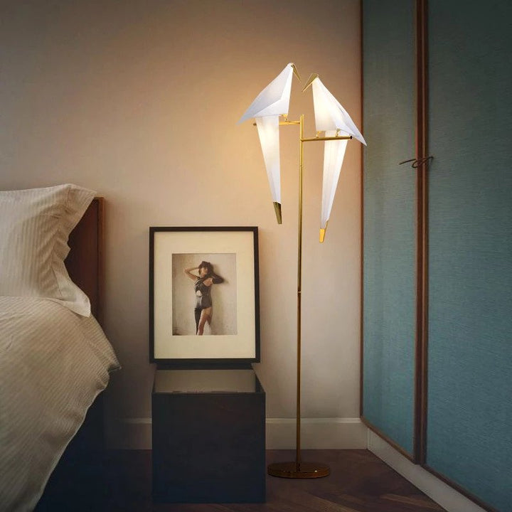 Lampka biurkowa origami Birdy – ciepłe światło otoczenia i nowoczesny design skrzydeł