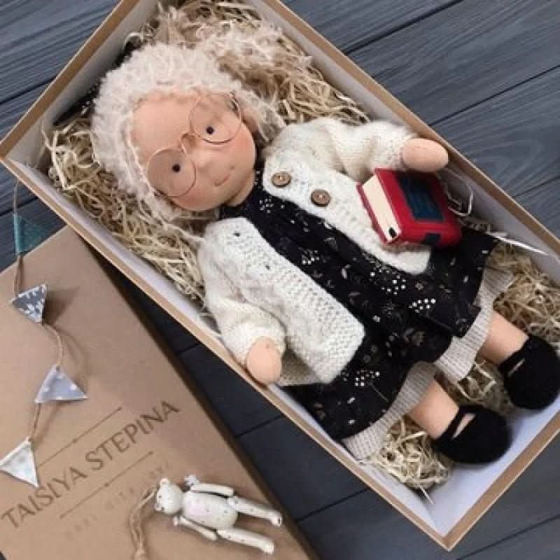 Selina – Lalka Waldorf z bawełny wykonana ręcznie do kreatywnej zabawy
