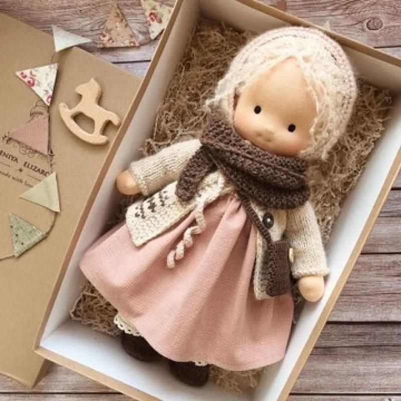 Selina – Lalka Waldorf z bawełny wykonana ręcznie do kreatywnej zabawy