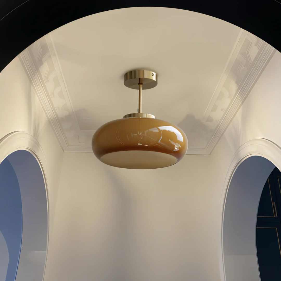 Lampa sufitowa ze szklanym, zaokrąglonym kloszem i metalowym trzonem
