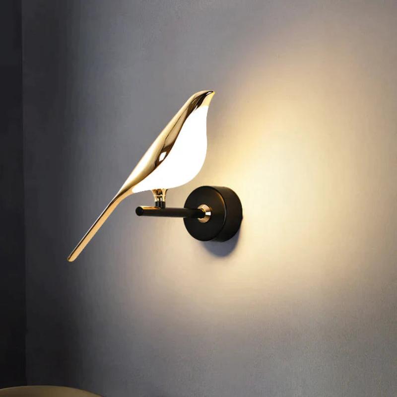 Kinkiet GoldenGlow ze skrzydłami | Elegancka lampa ścienna w motywie ptaków z regulowanym oświetleniem