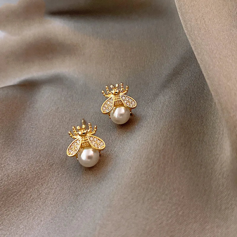 Kolczyki-wkrętki z pszczołą i perłą – elegancka złota biżuteria dla kobiet