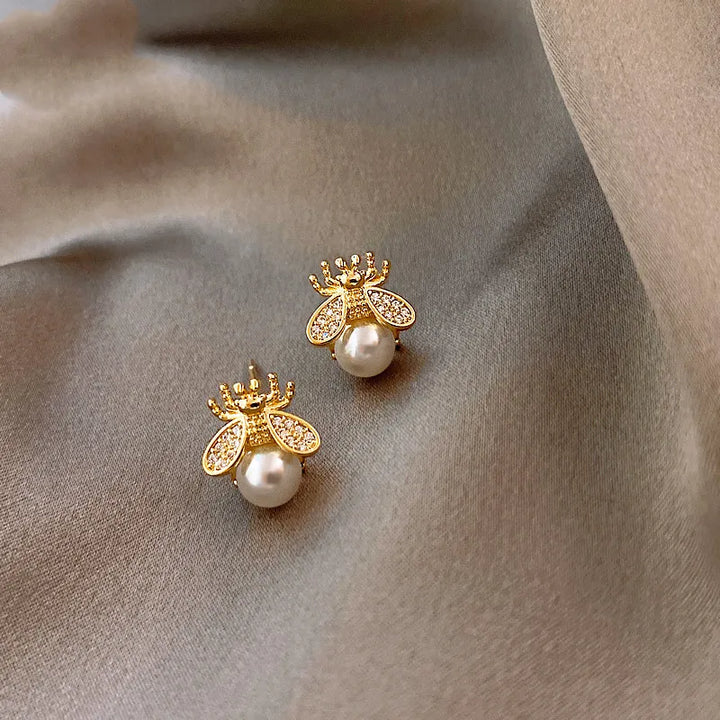 Kolczyki-wkrętki z pszczołą i perłą – elegancka złota biżuteria dla kobiet