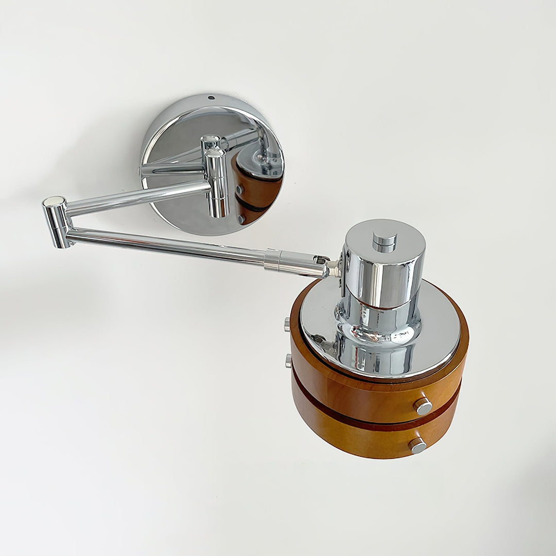 Kinkiet ścienny Flare – chrom i drewno w stylu mid-century